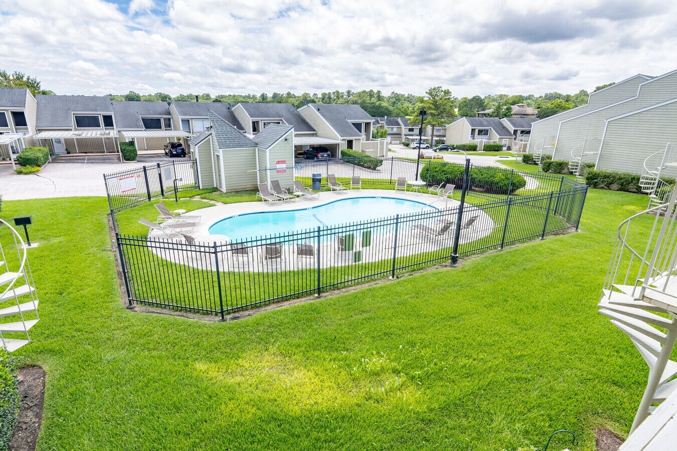 Photo - 44 April Point Dr S