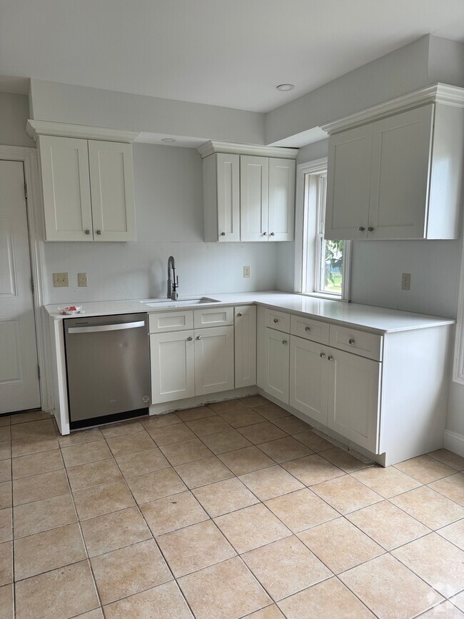Building Photo - 60 Stonington St Unit 1st Floor Rental