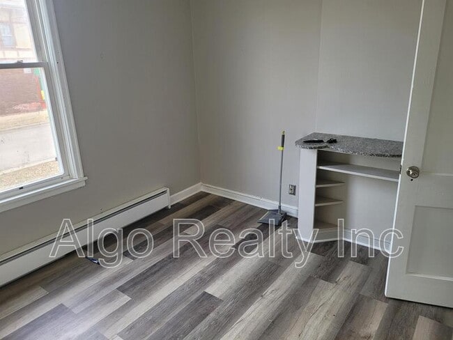 Photo - 133 Winifred St W