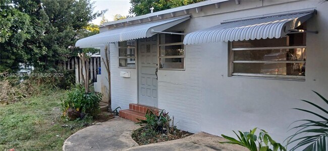 Building Photo - 1836 Scott St