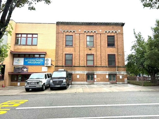 Building Photo - 2000 West St Unit PH1