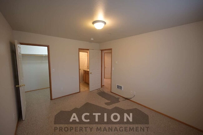 Photo - 2 bed 1 bath, top floor apartment in Port Angeles, close to Peninsula College and the Olympic Nat... Unidad #4