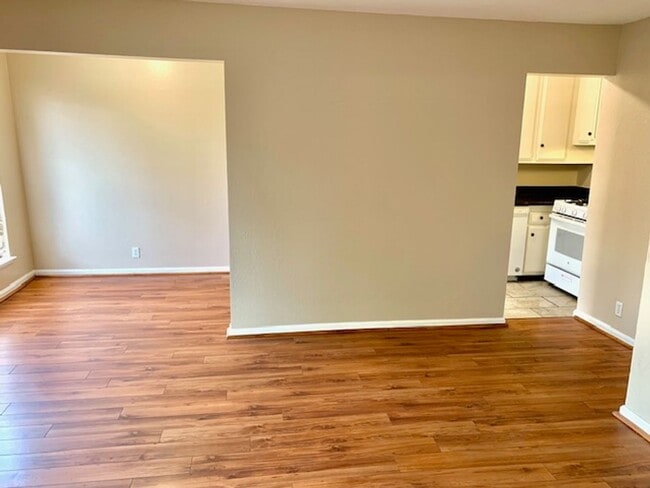 Building Photo - Great 2 bed, 1.5 Bath Condo with Garage in... Unit 4