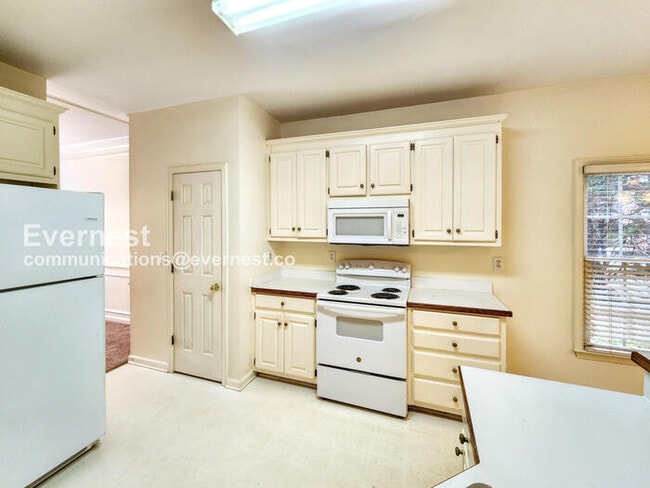 Photo - 1660 Cheshire Ct NW