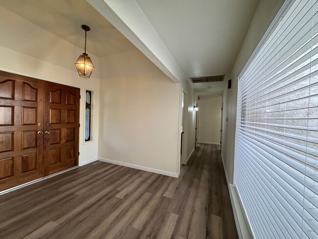 657 W Escalon Ave