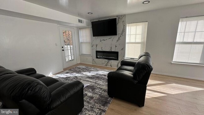 Building Photo - 13900 Farnsworth Ln Unit 4202