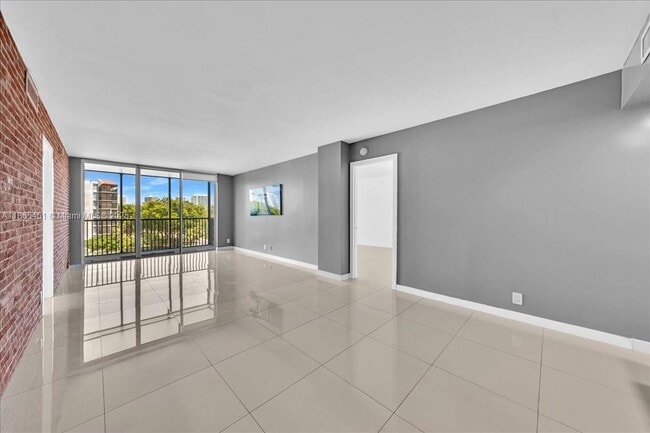 Building Photo - 3101 N Country Club Dr Unit 512