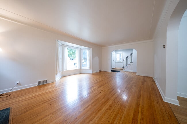 Photo - 1600 Thomas Ave W