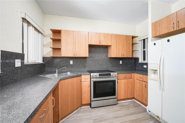 Photo - 631 SW 10th St