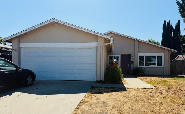 Front of our House in a Friendly Quiet Neighborhood! - 1317 Magnolia Ave Rental