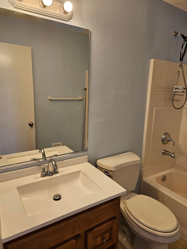 Photo - Annual Unfurnished 2nd Floor Condo For Rent on Venice Island! Unidad 210