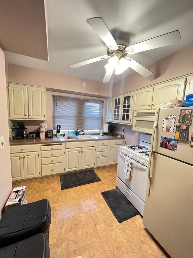 Photo - 2320 E 2nd St Unidad 1 (Lower)