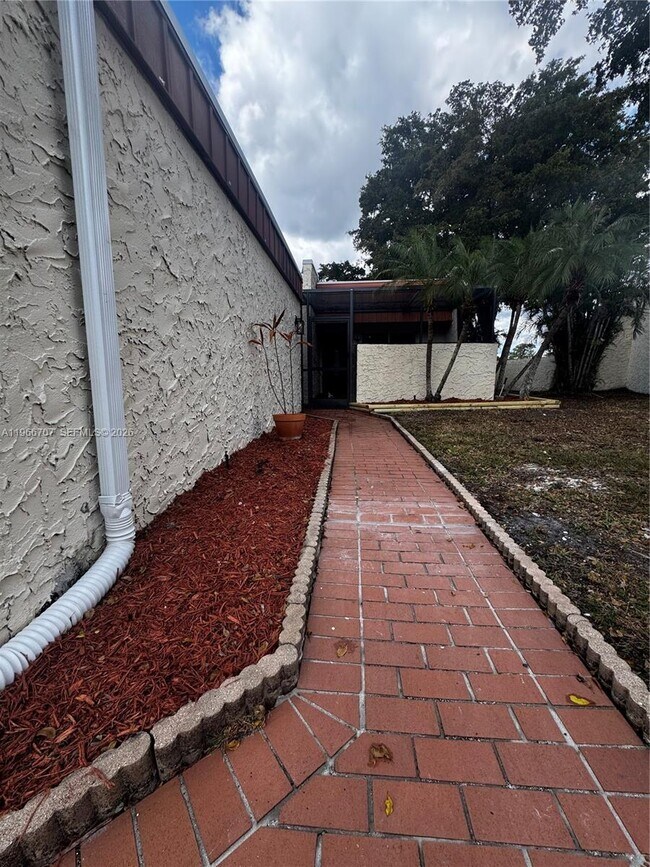 Photo - 9905 NW 66th St