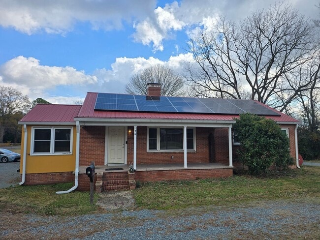 Building Photo - Charming Pittsboro Bungalow with Screened Porch & Fully Fenced Yard