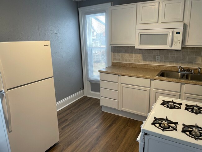 Photo - 210 S Woodlawn Ave Unit B