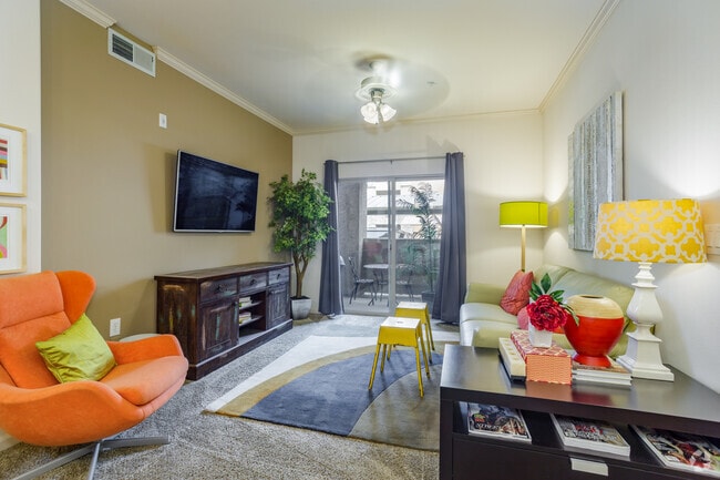1BR, 1BA - 892SF