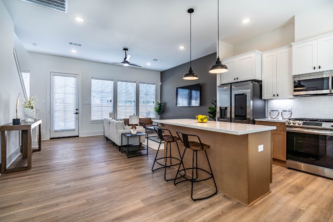 Photo - 5738 Roselane St