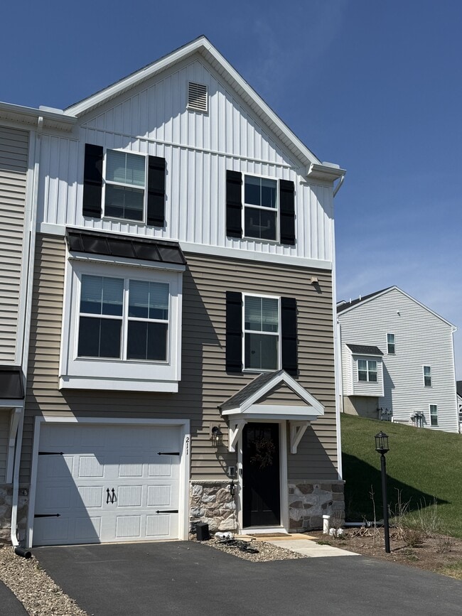 Photo - 211 Magnolia Ln