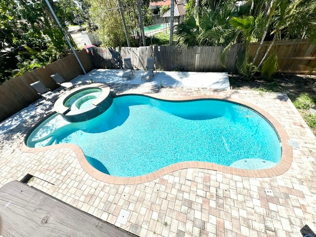 Building Photo - 3526 Overlook Dr NE