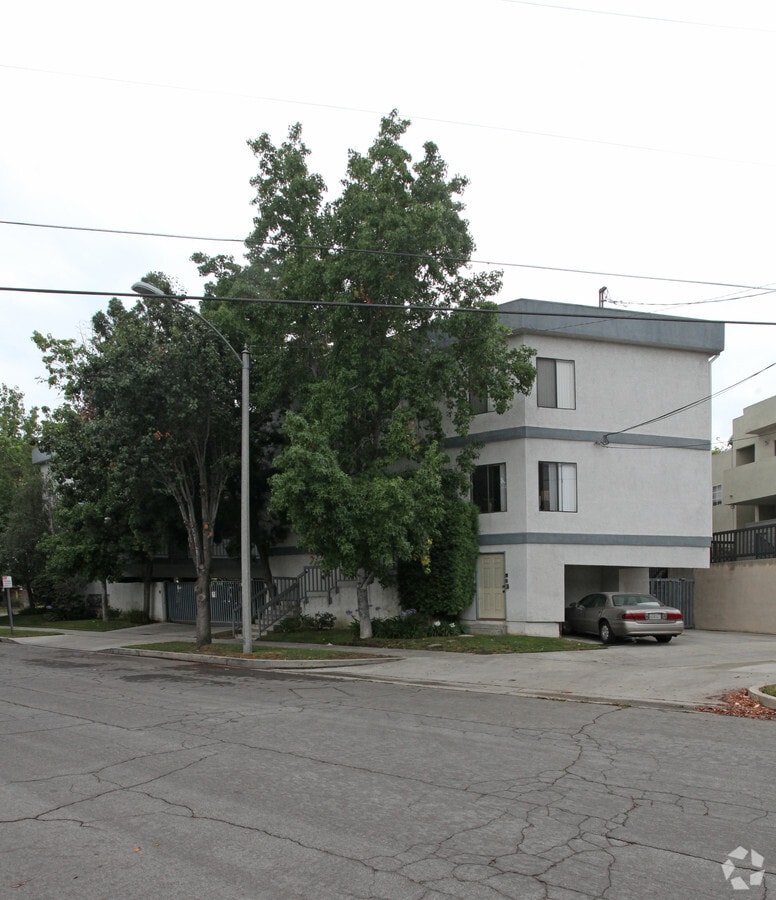 Photo - 1501 N Edison Blvd Apartments