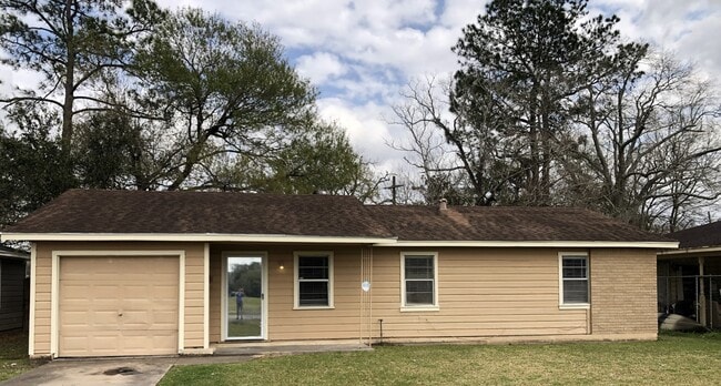 Building Photo - 825 Smelker Ave