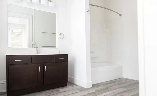 Photo - 325 W Market St Unidad Apt D