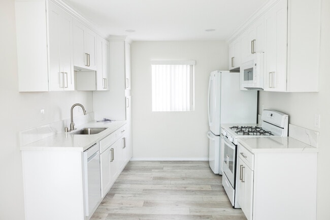 Building Photo - 4615 Lakeview Ave Unit 4615