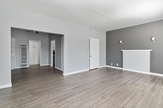 Photo - 2010 Pine Ave Unit 08