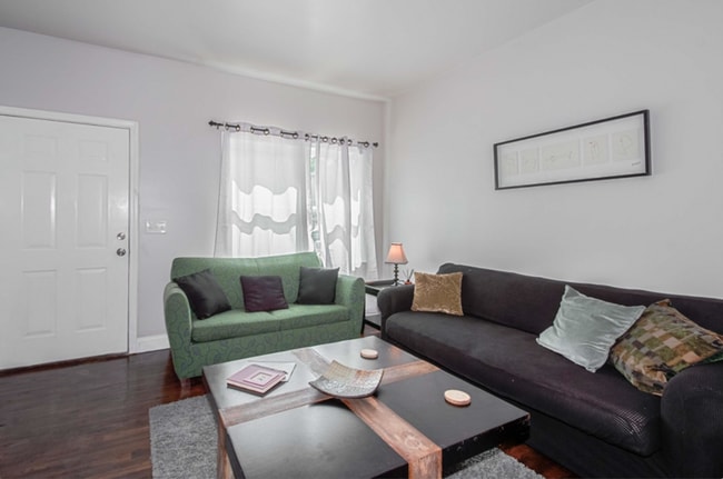 906 Greenwood Ave NE