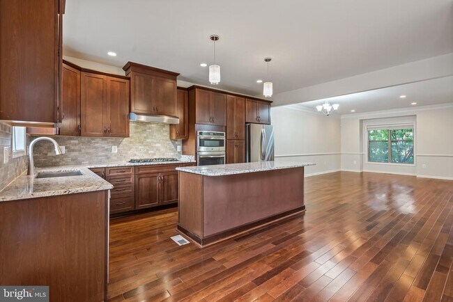 Photo - 22569 Norwalk Square