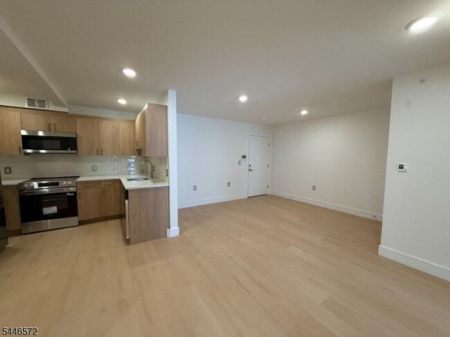 Building Photo - 627 Valley Rd Unit E