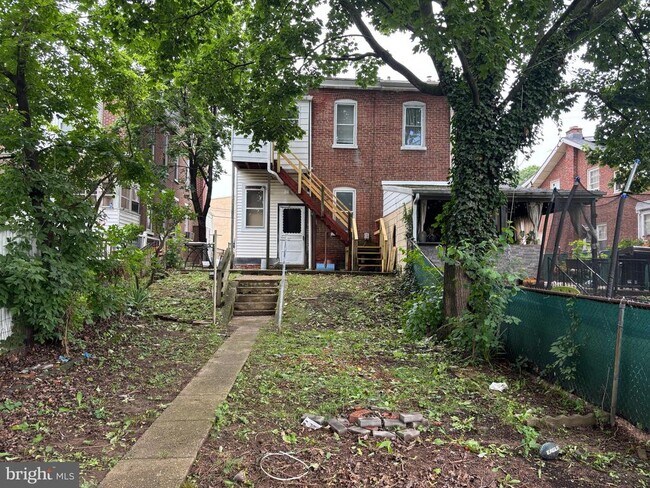 Building Photo - 130 E 4th St Rental