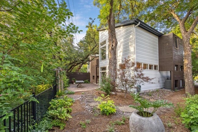 Building Photo - 133 Frederick St Unit A