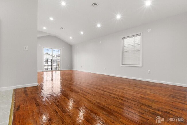 Photo - 45 Jewett Ave Unidad 2