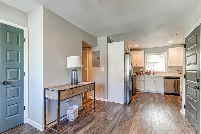 Photo - 1760 Memorial