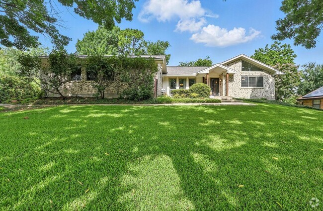 Building Photo - Stately 4-Bedroom Estate Home in Prestigio...