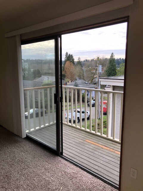 Mater Bed deck with SW views to Dtown Bothell - 10320 NE 186th St Unit 1