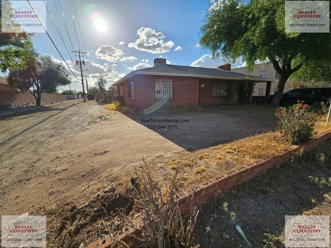 Building Photo - Speedway & Rosemont Blvd - 2/1 home with AC and fenced yard