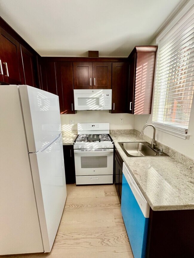 Photo - SPECTACULAR, COMPLETELY RENOVATED 2 BED/1 BATH FULLY!!! Unidad 1559