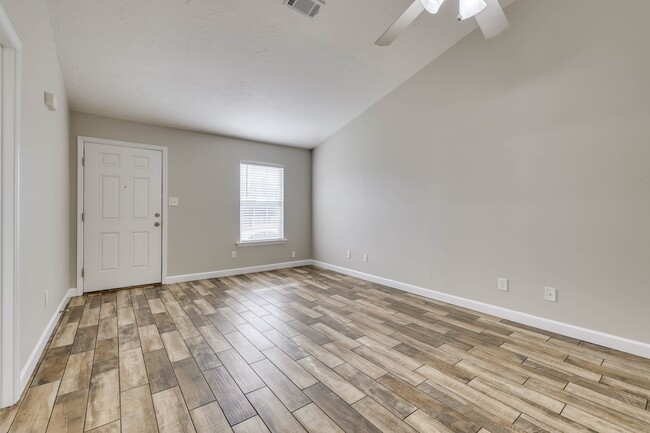 Photo - 219 Lynbrook Way