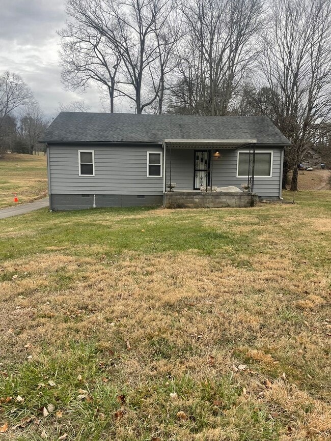 Building Photo - Knoxville 37914 - Adorable 2 bedroom, 1 bath home - Contact Lisa Vineyard and Shannon Russell (86...