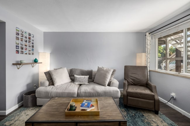 Photo - 3213 Newton St