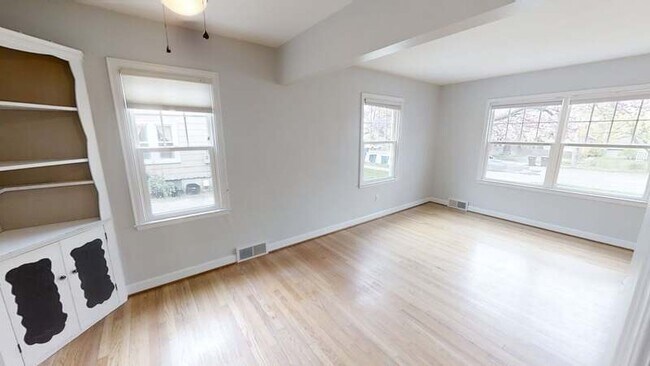 Photo - 834 S Main St