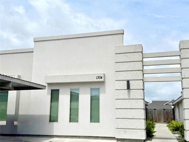 Building Photo - 1304 Alta Vista Dr Unit 4 Rental