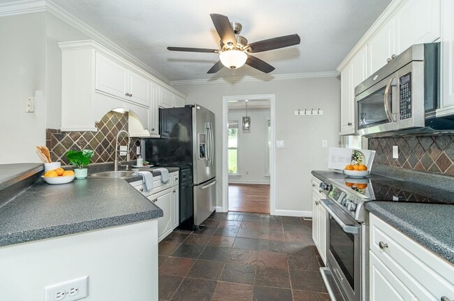 Photo - Beautiful 3 bedroom, in-law plan, Family Home in Martinez! Walk to school!