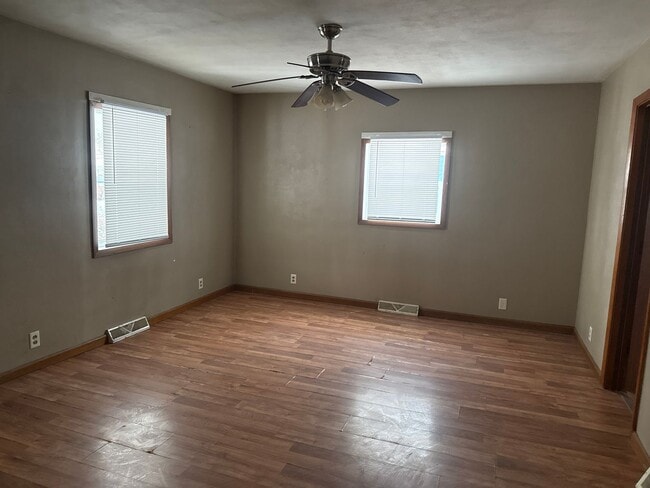 Building Photo - 907 N Daniels Ave