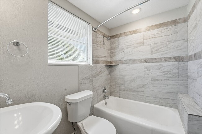 Photo - 6526 Linden St