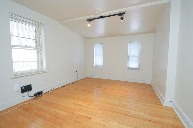 Building Photo - Spacious Bi-Level 2 Bedroom, 2 Bathroom with Exposed Brick & In-Unit Laundry Unit #2R