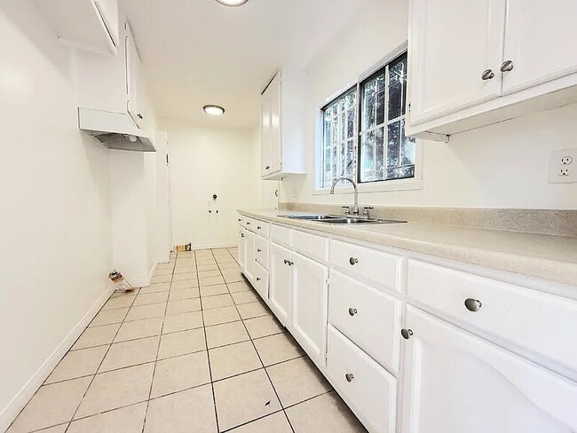 Photo - 727 E 81st St