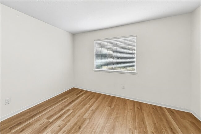 Building Photo - 10917 Spruce Dr S